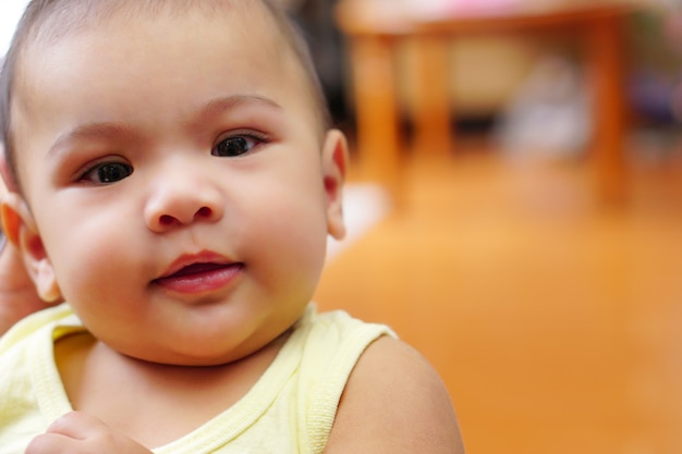 Kleine schattige baby die naar de camera kijkt en geluk glimlacht, het concept van empathisch mooi mooi