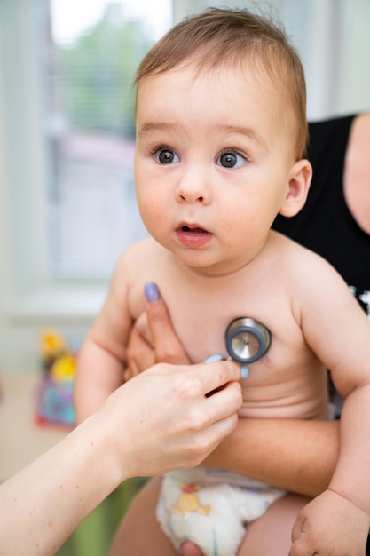 Foto kleine schattige baby doktersonderzoek gezondheidszorg en pediatrische pasgeboren behandeling