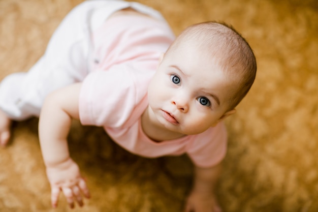 kleine schattige baby kijken naar de camera