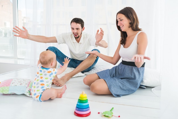 Kleine schattige baby van zes maanden oud