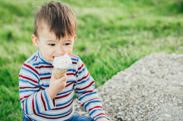 Kleine schattige jongen eten van ijs