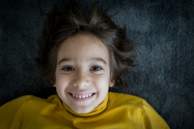 Kleine schattige jongen lachend portret