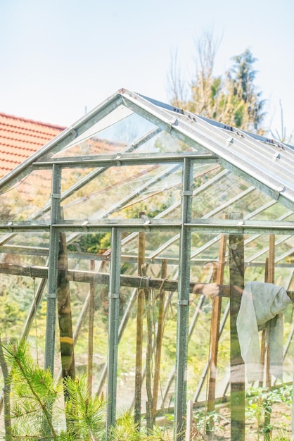 Kleine serre in landelijk gebied. Kleine dorpskas voor voedsel.