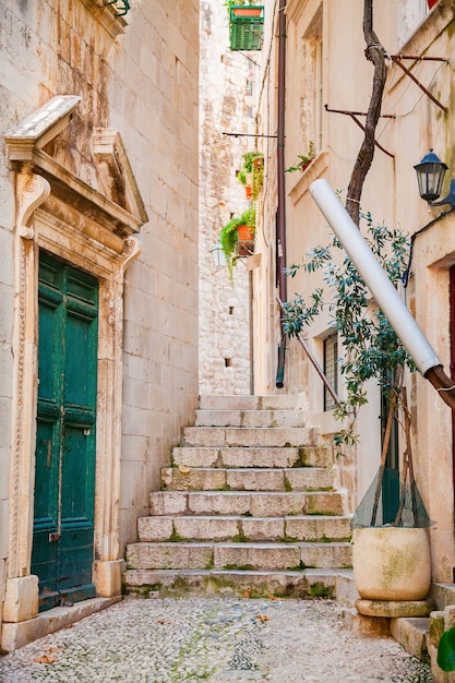 Kleine smalle straat in de oude binnenstad van Dubrovnik, Kroatië