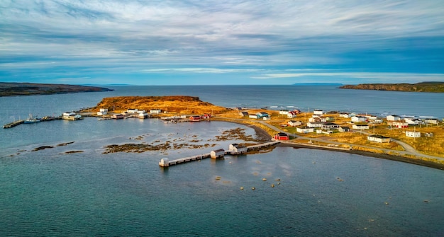 Kleine stad aan de oostkust van de Atlantische Oceaan Aerial natuur achtergrond