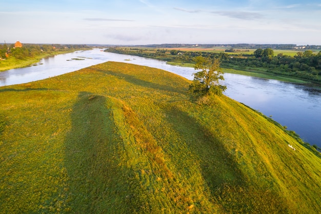 Kleine stad Dzisna met een eiland waar lang geleden een oud kasteel was