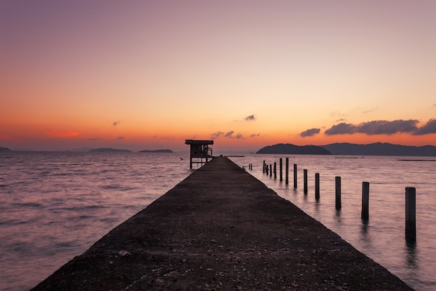 Kleine steiger in de zee in Lange blootstelling afbeelding van dramatische zonsondergang of zonsopgang, lucht en wolken