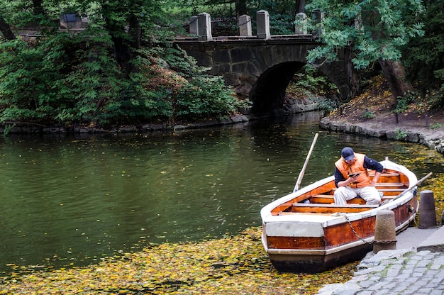 Kleine stenen brug over de rivier en een boot in het park. Oekraïne