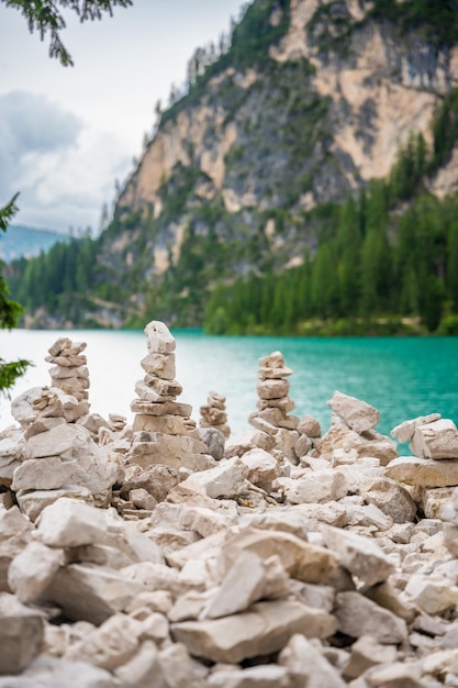 Foto kleine stenen piramides in de buurt van het alpine meer braies of pragser wildsee dolomiten alpen italië