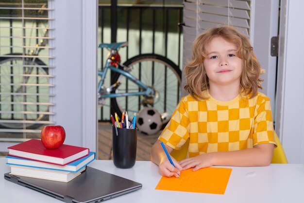 Kleine student schoolkind schrijven schoolhuiswerk thuis portret van nerd student met school