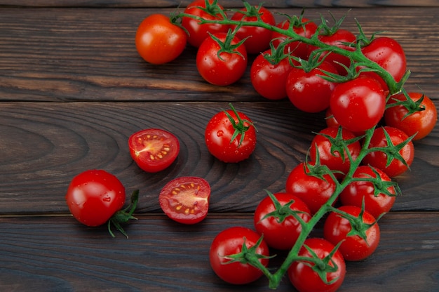 kleine tomaten op een houten ondergrond