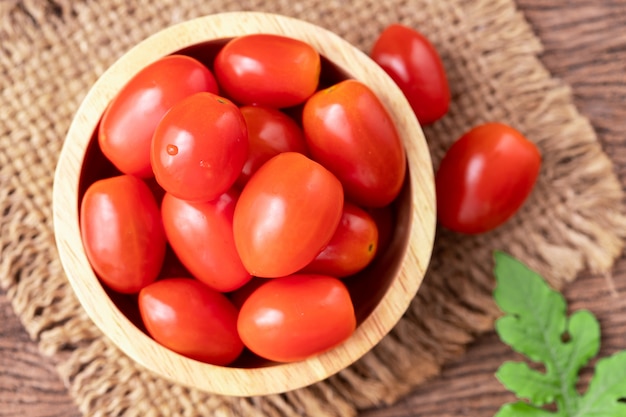 kleine tomaten op houten tafel.