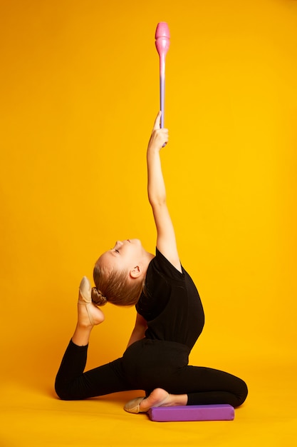 Kleine turnster dansen met toverstaf