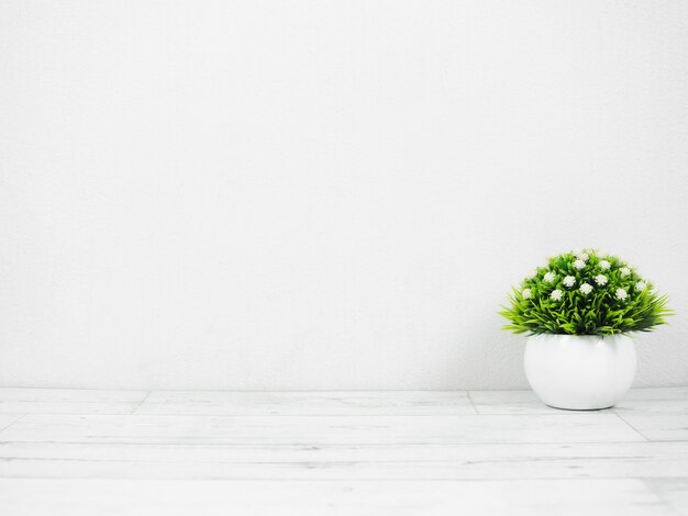 Kleine vaas op houten tafel en witte muur achtergrond kopie ruimte minimalistische stijl