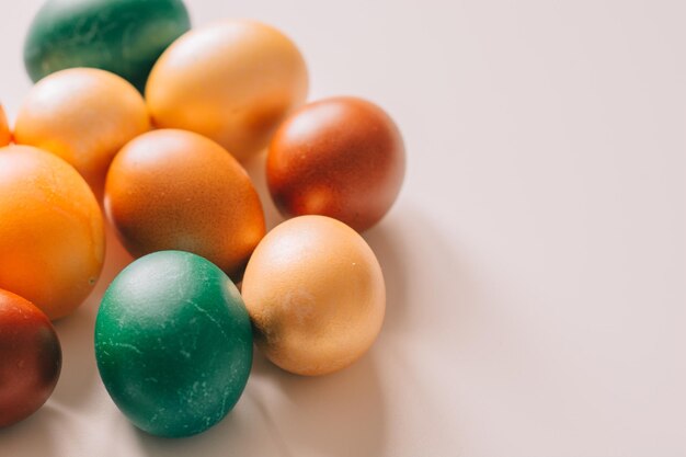 Kleine veelkleurige paaseieren op de kulich feestelijk versierd met kleurrijk beschilderde eieren verf achtergrond