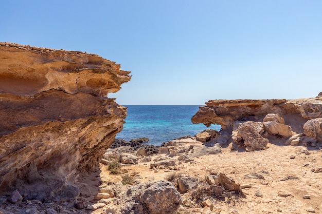 Kleine verborgen rotsachtige inham voor de kust van het eiland Ibiza