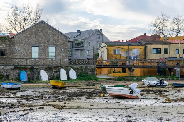 Kleine verlaten boten in een klein stadje in Europa