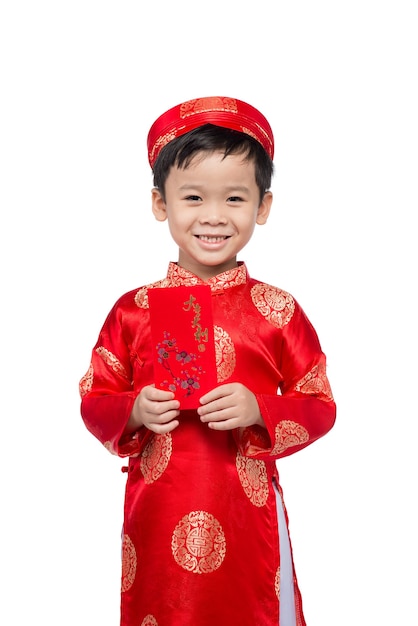 Kleine Vietnamese jongen met rode enveloppen voor Tet. Het woord betekent dubbel geluk. Het is het geschenk in het nieuwe maanjaar of Tet Holiday op rode isolerende achtergrond.