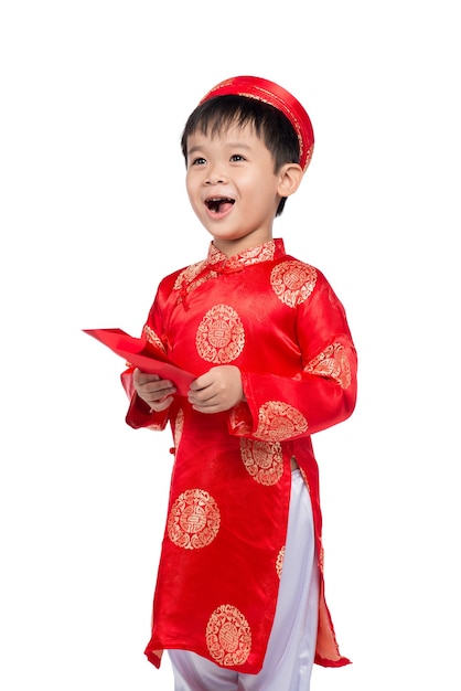 Kleine Vietnamese jongen met rode enveloppen voor Tet. Het woord betekent dubbel geluk. Het is het geschenk in het nieuwe maanjaar of Tet Holiday op rode isolerende achtergrond.