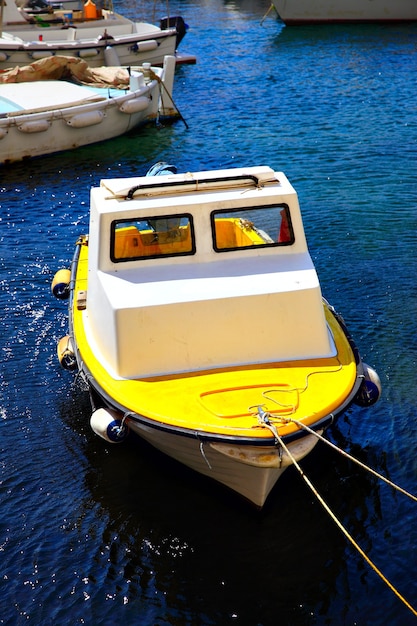 Kleine vissersboot in de oude haven van dubrovnik, kroatië