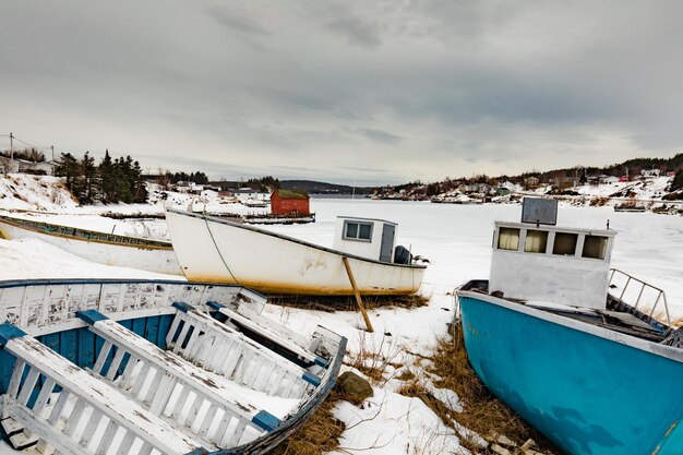 Foto kleine vissersboten gestrand voor de winter nl canada