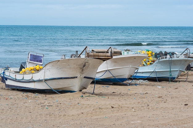 Kleine vissersboten met een net op planken aan de kust