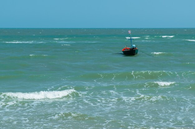 Kleine vissersboten parkeren in de zee