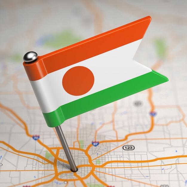 Kleine vlag van Niger op de achtergrond van een kaart met selectieve aandacht.