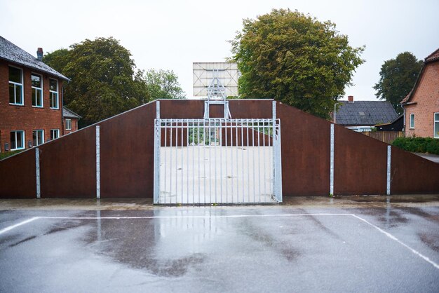 Kleine voetbalarena op een schoolplein op een regenachtige dag