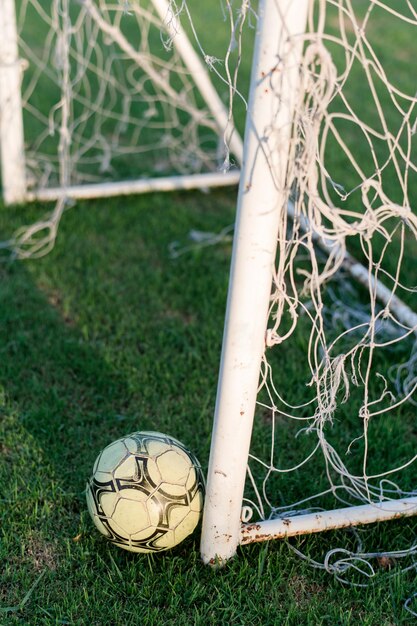 Foto kleine voetbalveld in het park samen met voetbalballen en kleine doelen voor de kinderen