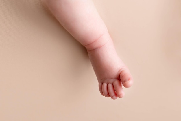 kleine voeten van een pasgeboren baby op een witte achtergrond
