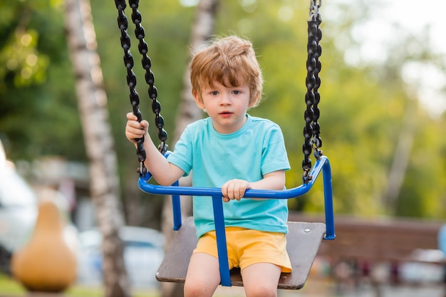 Kleine vrolijke jongen in de speeltuin