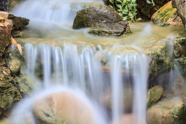 Kleine waterval in een tuin