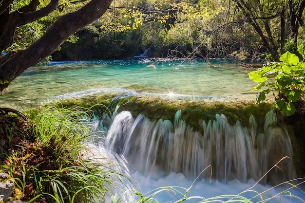 Kleine waterval in Plitvice Lakes National Park, Kroatië