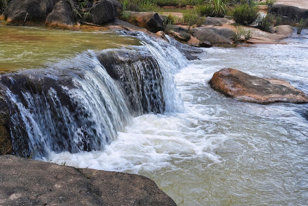 Kleine waterval met helder water close-up in Young Bay in Vietnam