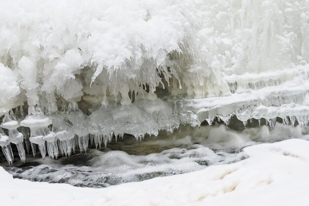 Kleine waterval met ijs en ijspegels