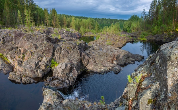 Kleine waterval op Arme porog, drempel, aan de rivier Suna Karelia, Russische landschapszomer