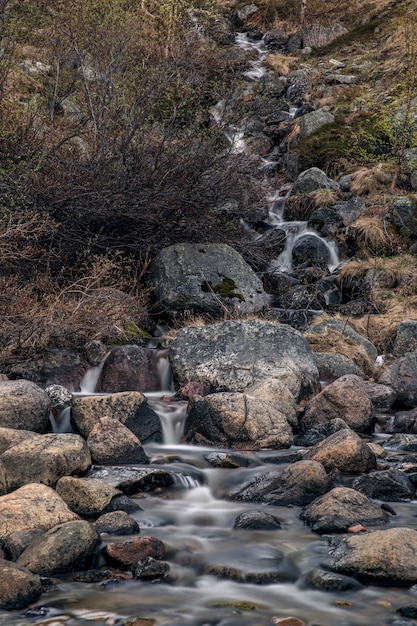 Kleine waterval op een lange sluitertijd