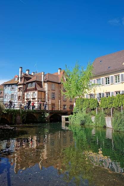 Kleine wijk van Venetië en rivier de Auch in Colmar, Haut Rhin in de Elzas, Frankrijk. Mensen op de achtergrond