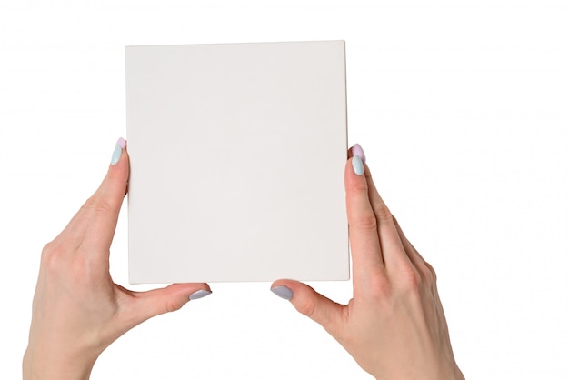 Kleine witte kartonnen doos in vrouwelijke handen. Bovenaanzicht