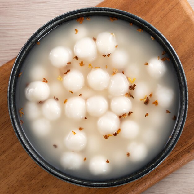 Kleine witte tangyuan met zoete osmanthushoning en stroopsoep