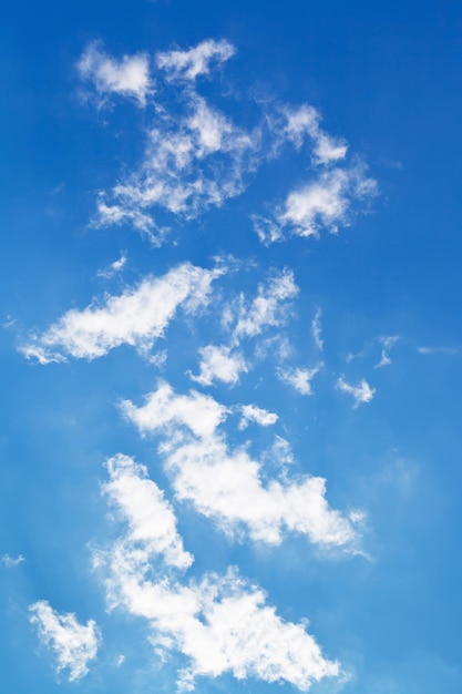 Kleine witte wolkjes in de blauwe lucht van september