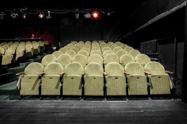 Kleine zaal met groene fauteuils