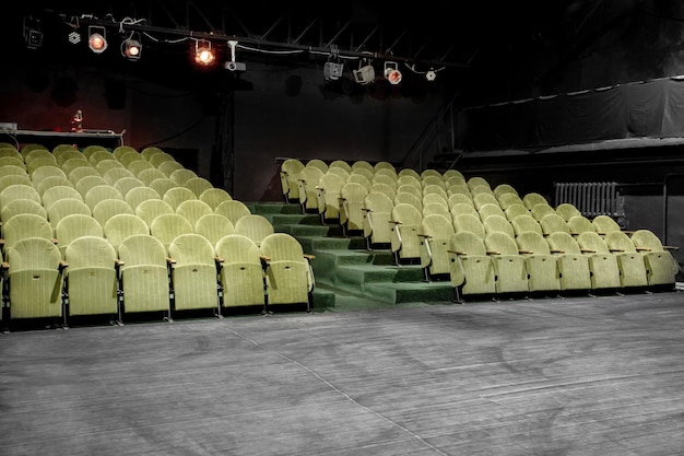 Kleine zaal met groene fauteuilsxA