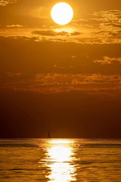 Kleine zeilboot bij zonsondergang