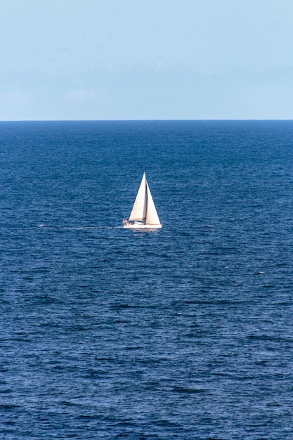 Kleine zeilboot in de blauwe zee van het strand van Copacabana in Rio de Janeiro