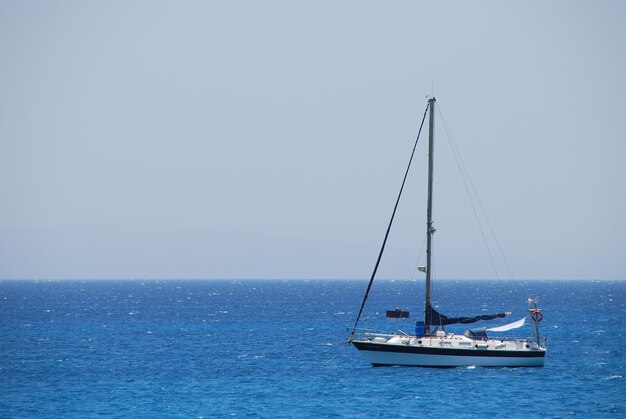 Kleine zeilboot op de blauwe zee in de zomer in Egypte