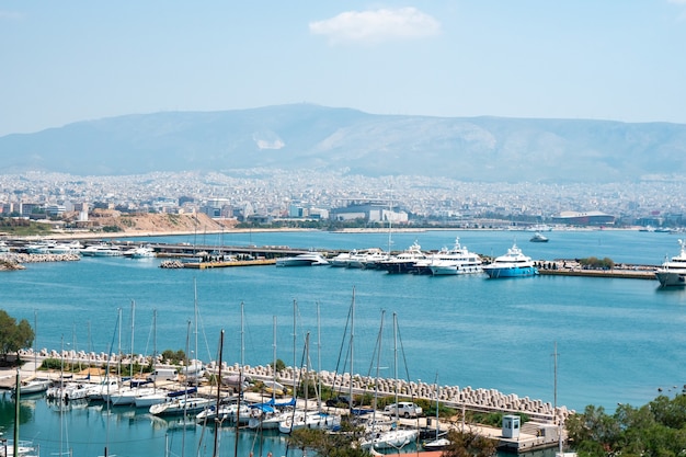 Kleine zeilboten en jachten aangemeerd in de haven van Piraeus