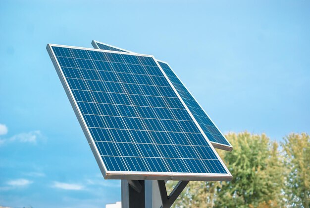 Kleine zonnepanelen op metalen pilaren zonne-ecologische elektriciteit milieubescherming