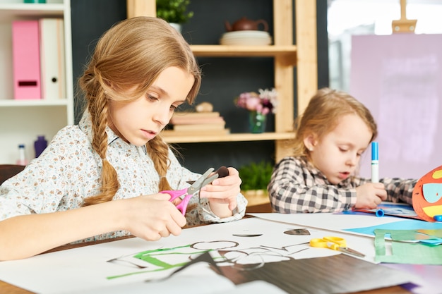 Kleine zusjes die creativiteit uitdrukken